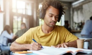 Benefícios de estudar ouvindo música