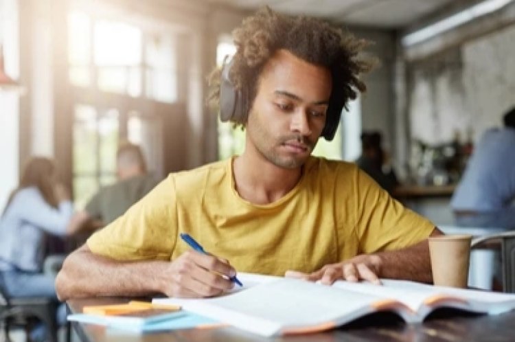 Benefícios de estudar ouvindo música