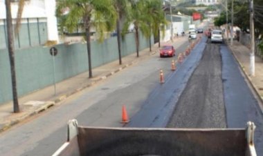 Secretaria de Obras faz recapeamento de avenida Ireno da Silva Venâncio