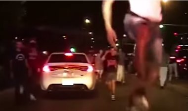 Vídeo mostra multidão de 150 pessoas atacando policial em viatura nos EUA