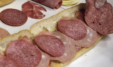 Conservantes usados em carnes processadas aumentam risco de cancro