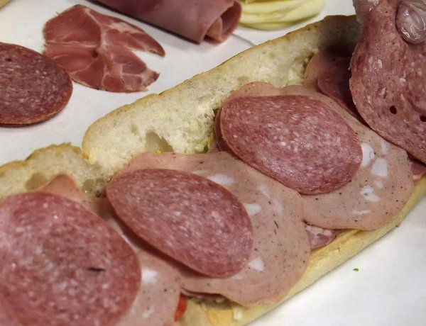 Conservantes usados em carnes processadas aumentam risco de cancro