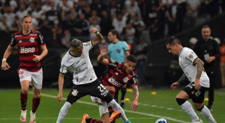 Corinthians joga mal e perde para o Flamengo a partida de ida da Copa Libertadores 2022