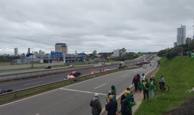 Após 3 dias de manifestação na rodovia Raposo Tavares na região de Sorocaba-SP no km101 é liberada pela polícia