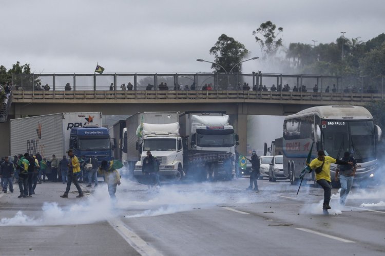 Manifestantes Bolsonaristas são expulsos da rodovia Castello Branco pela polícia do Choque