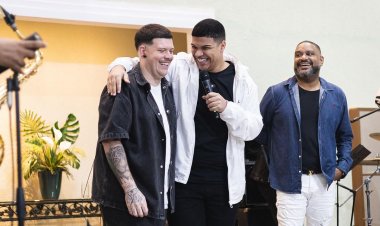 Ferrugem e Paulo Neto louvam juntos em evento